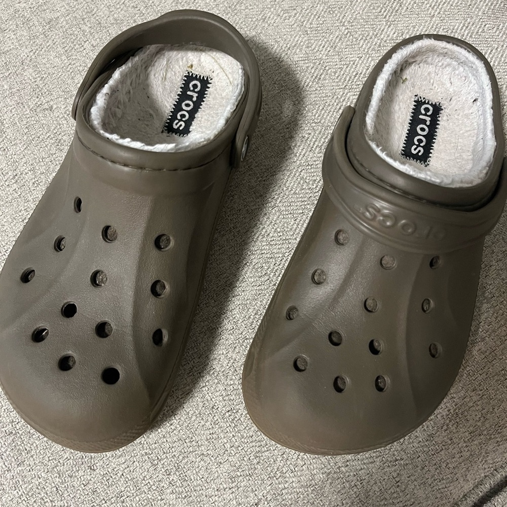 Crocs women Classic Clog - Brown women size 9 men size 7 look on shoe bottom